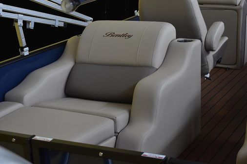 Bentley Pontoons 250 Elite Rear Lounger image