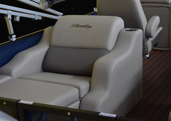 Bentley-pontoons 220-ELITE-REAR-LOUNGER image