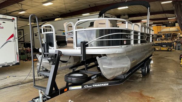 Sun Tracker Fishin' Barge 20 DLX
