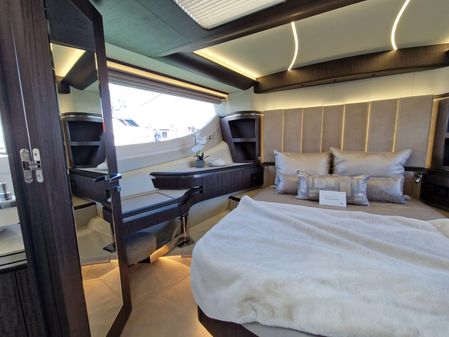 Galeon 560 Fly image