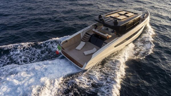 Evo Yachts V8 