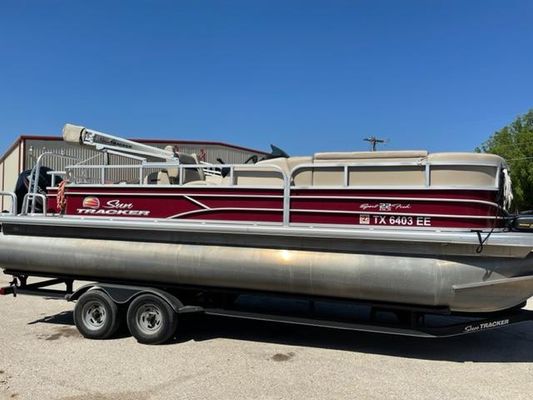 Sun Tracker SportFish 22 DLX - main image