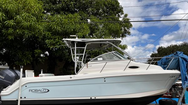 Robalo R245 Walkaround