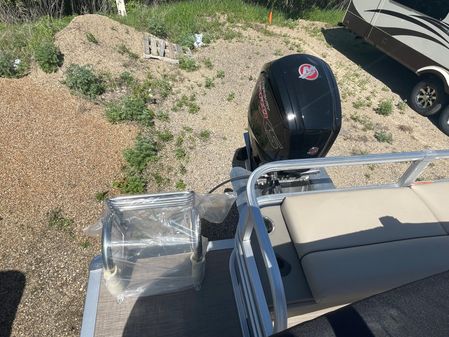 Sun Tracker SportFish 22 DLX image