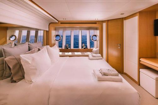 Ferretti Yachts 800 image