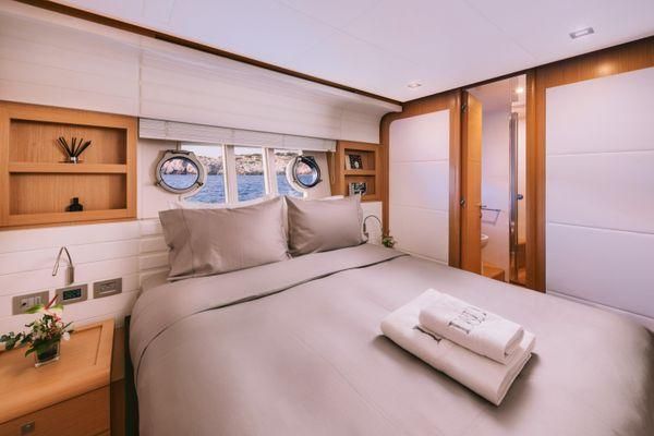 Ferretti Yachts 800 image