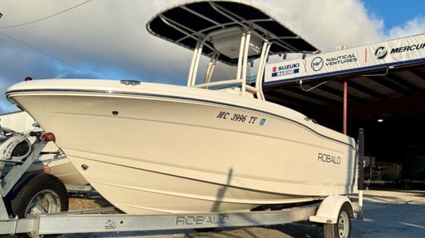 Robalo R180 Center Console 