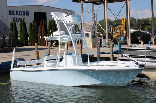 Yellowfin 26 Hybrid image