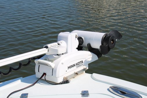 Yellowfin 26 Hybrid image