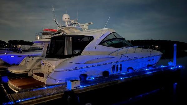 Cruisers Yachts 520 Express 