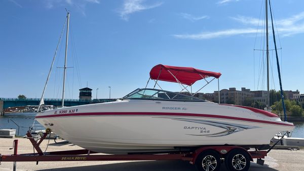 Rinker 246 Captiva Bowrider 