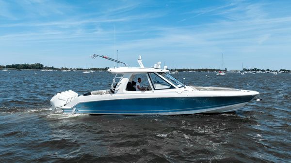 Boston Whaler 38 Realm 