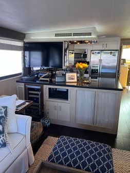 Hatteras 67 Extended Deckhouse image