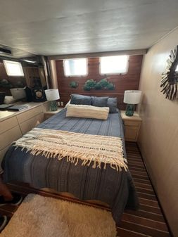 Hatteras 67 Extended Deckhouse image