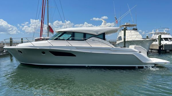 Tiara Yachts C44 Coupe 