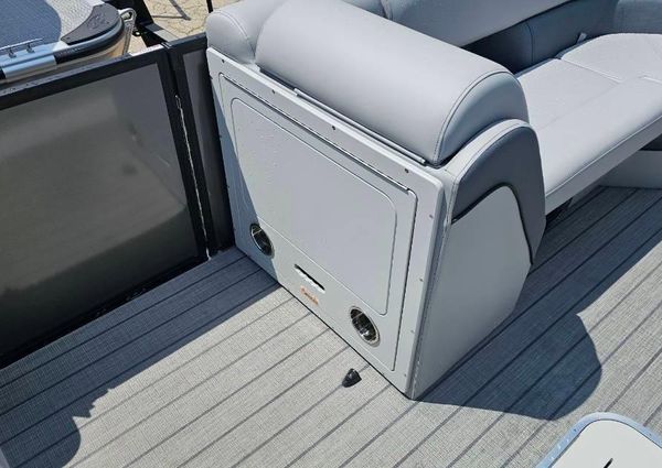 Bentley-pontoons ELITE-223-SWINGBACK image