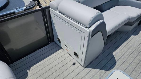 Bentley-pontoons ELITE-223-SWINGBACK image