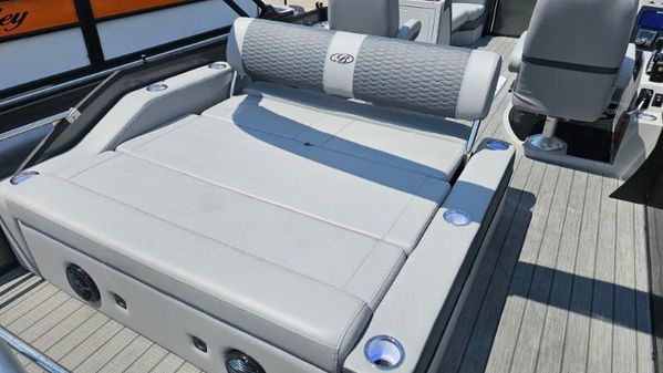 Bentley-pontoons ELITE-223-SWINGBACK image