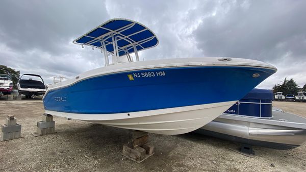 Robalo R200 Center Console