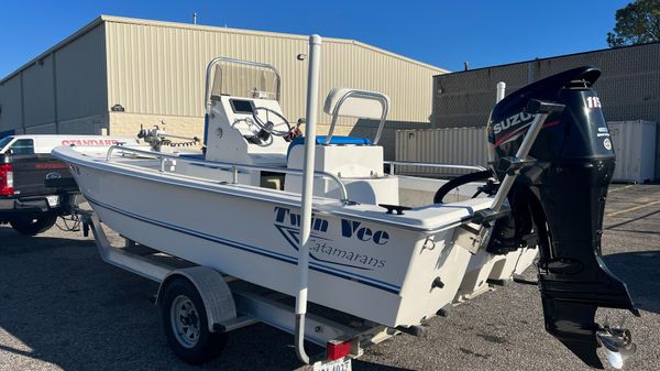 Twin Vee 19 Bay Cat