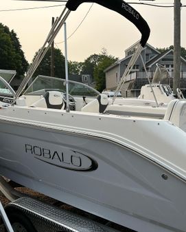 Robalo R207 Dual Console image