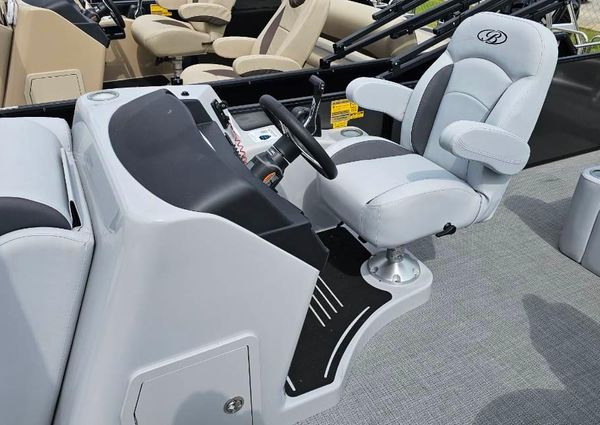 Bentley-pontoons LEGACY-243-SWINGBACK image