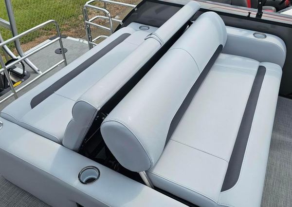 Bentley-pontoons LEGACY-243-SWINGBACK image