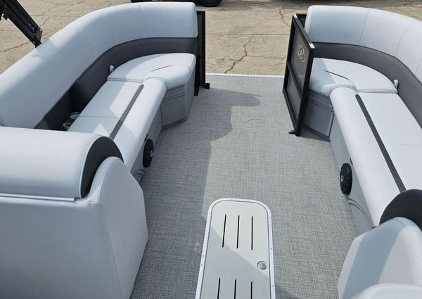 Bentley-pontoons LEGACY-243-SWINGBACK image