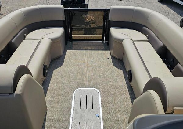 Bentley-pontoons LEGACY-243-SWINGBACK image