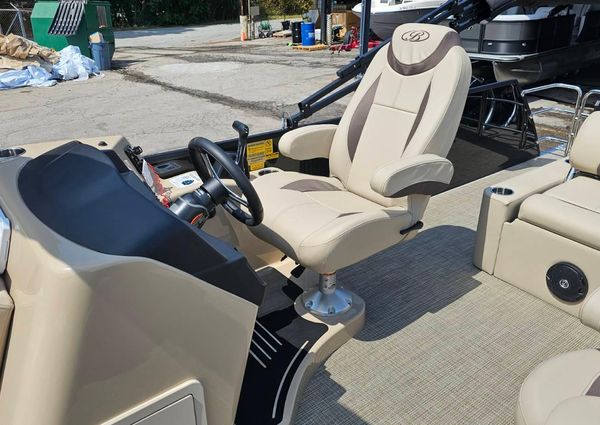 Bentley-pontoons LEGACY-243-SWINGBACK image