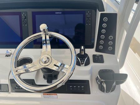 Robalo R302 image