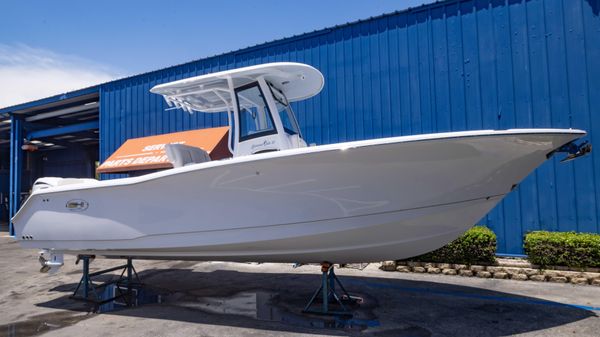 Sea Hunt Gamefish 27 with Coffin Box 