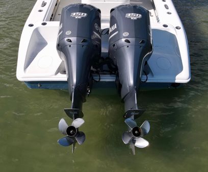 Yellowfin 32 image