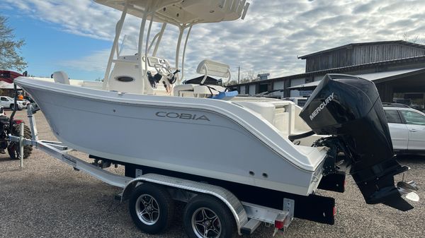 Cobia 220 Center Console 