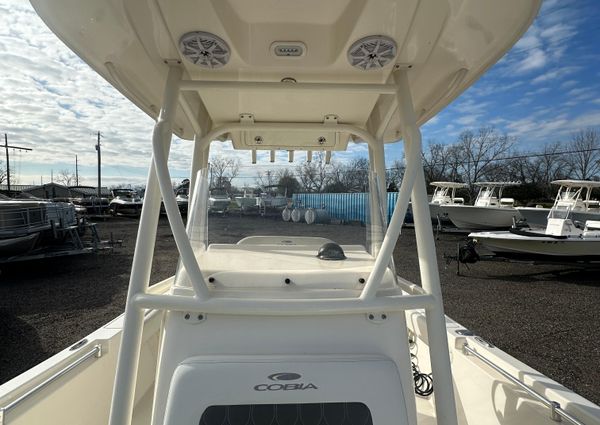 Cobia 220-CENTER-CONSOLE image