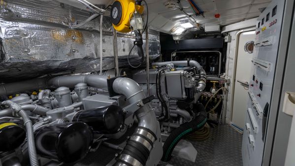 Pershing 82 image