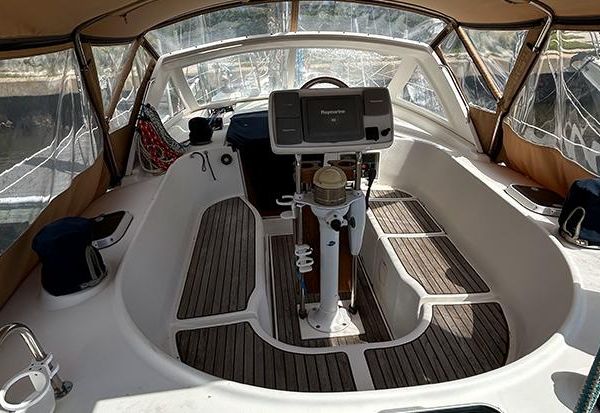 Beneteau 40 Center Cockpit image