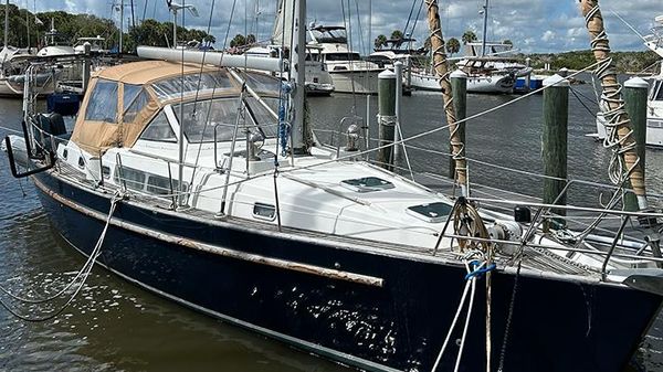 Beneteau 40 Center Cockpit 