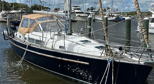 Beneteau 40 Center Cockpit image