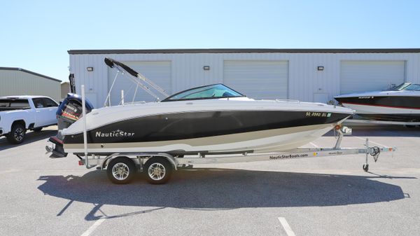 NauticStar 243DC Sport Deck