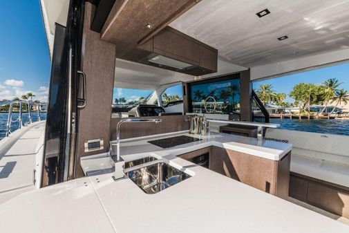 Galeon 500 Fly image