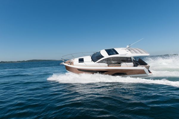 Sealine C330 - main image