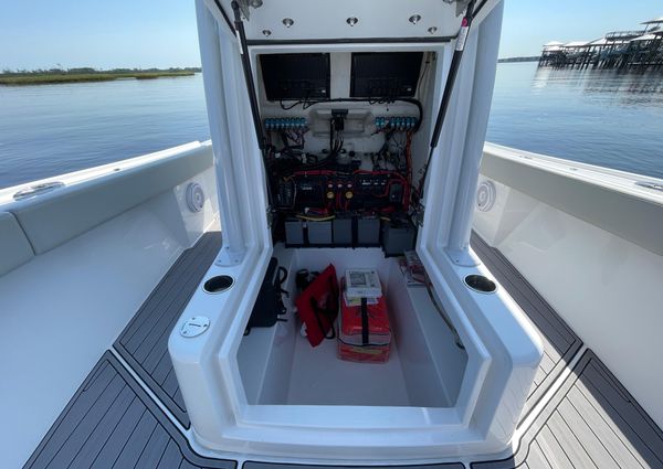 Front Runner 26 Center Console image