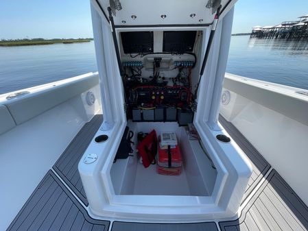 Front Runner 26 Center Console image