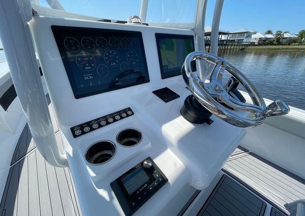 Front Runner 26 Center Console image