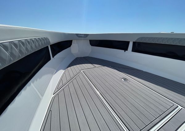 Front Runner 26 Center Console image