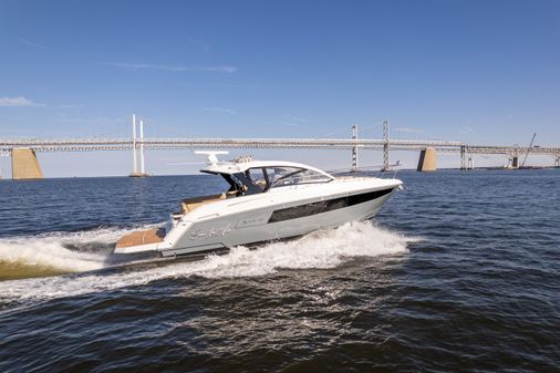 Cruisers Yachts 390 Express Coupe image