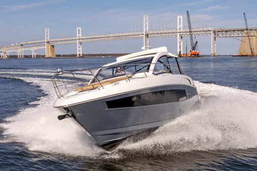 Cruisers Yachts 390 Express Coupe image