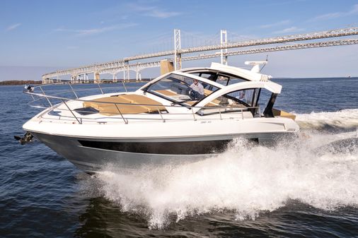 Cruisers Yachts 390 Express Coupe image