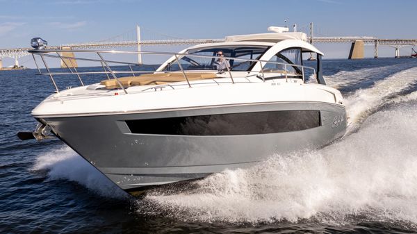 Cruisers Yachts 390 Express Coupe